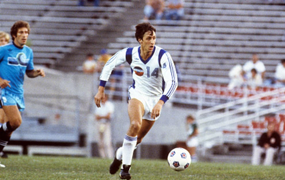 Johan Cruyff a Los Angeles Aztecas – tras una magnífica carrera en el equipo que lo vio nacer, como lo fue el Ajax y, posteriormente, otra época gloriosa en el Barcelona, este talentoso mediocampista holandés llegó a Los Angeles Aztecas de los Estados Unidos.