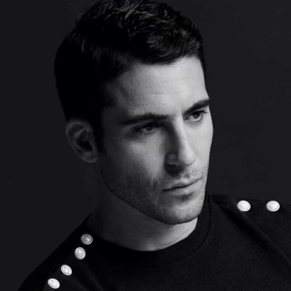 El apuesto y musculoso actor llega a la pantalla de UniMás para enamorarnos como ‘Alberto Márquez’ en la serie Velvet. Aquí te dejamos con las mejores del galán español más deseado por todas.