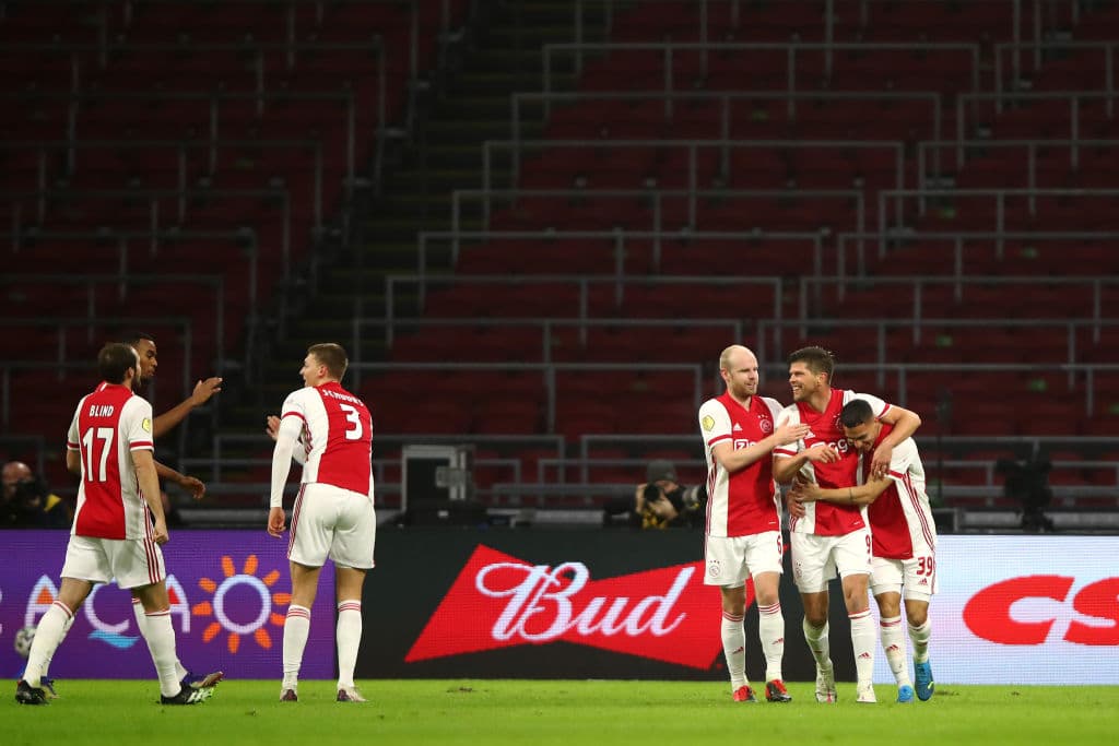 Huntelaar (7’) abrió el marcador y Promes (11’) creció la diferencia muy pronto. Matheus Dos Santos (35’) hizo el tercero y Gravenberch (90+2’) marcó el último. Edson Álvarez ingresó al 46’. Ajax lidera la competición del futbol neerlandés con 30 unidades luego de 12 encuentros disputados.