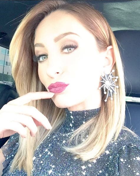 Fue con esta imagen que la actriz mostró su nuevo estilo. "Seguro será por poco tiempo, yo soy de cabello largo, pero la verdad era justo y muy necesario. Mi cabello está expuesto a mucho uso de calor y químicos, ni modo. ¿Qué prefieren, corto o largo?”, escribió.
<br>