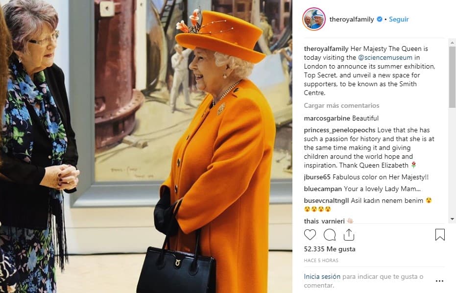 La monarca también visitó la exhibición ‘Top Secret’ y vio la computadora original NeXT usada por Tim Berners-Lee para diseñar la World Wide Web en 1989.