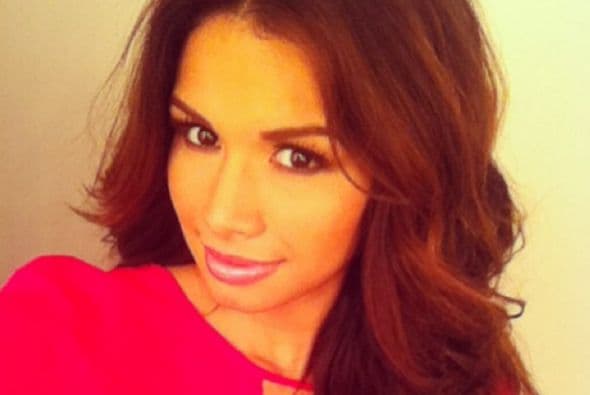 A través de las famosas fotos 'selfies' es como nuestra reina mantiene una estrecha relación con sus seguidores. Este tipo de fotos se han convertido en un fenómeno y no hay quién no se haya tomado una. Ahora puedes subir la tuya con el hashtag #NBLselfie para ganar un kit de belleza, los detalles aquí