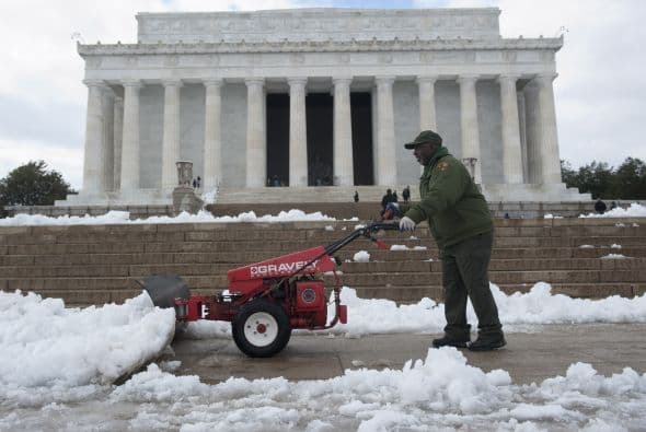 Las escuelas cerraron, las oficinas gubernamentales enviaron a sus empleados a casa antes de la hora habitual y los aviones volvieron a quedar en tierra el miércoles, en medio de una rutina ya casi familiar en la costa oriental de Estados Unidos, mientras una nueva tormenta de nieve se abatía contra una región ya golpeada por un invierno que ni siquiera ha llegado a la mitad.