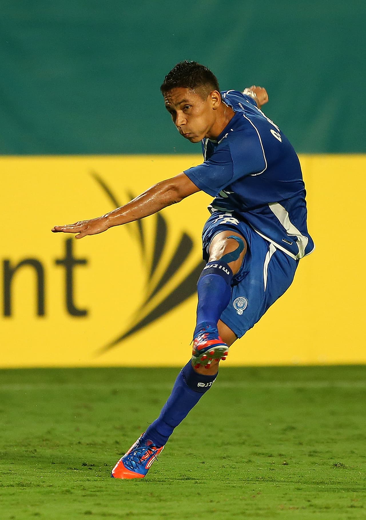 En el Estadio Azteca, previniendo cualquier cosa, la gente de ambos cuadros fue situada en lados opuestos de la tribuna y en medio ubicaron cinco mil policías. Pero no hubo ningún incidente.
