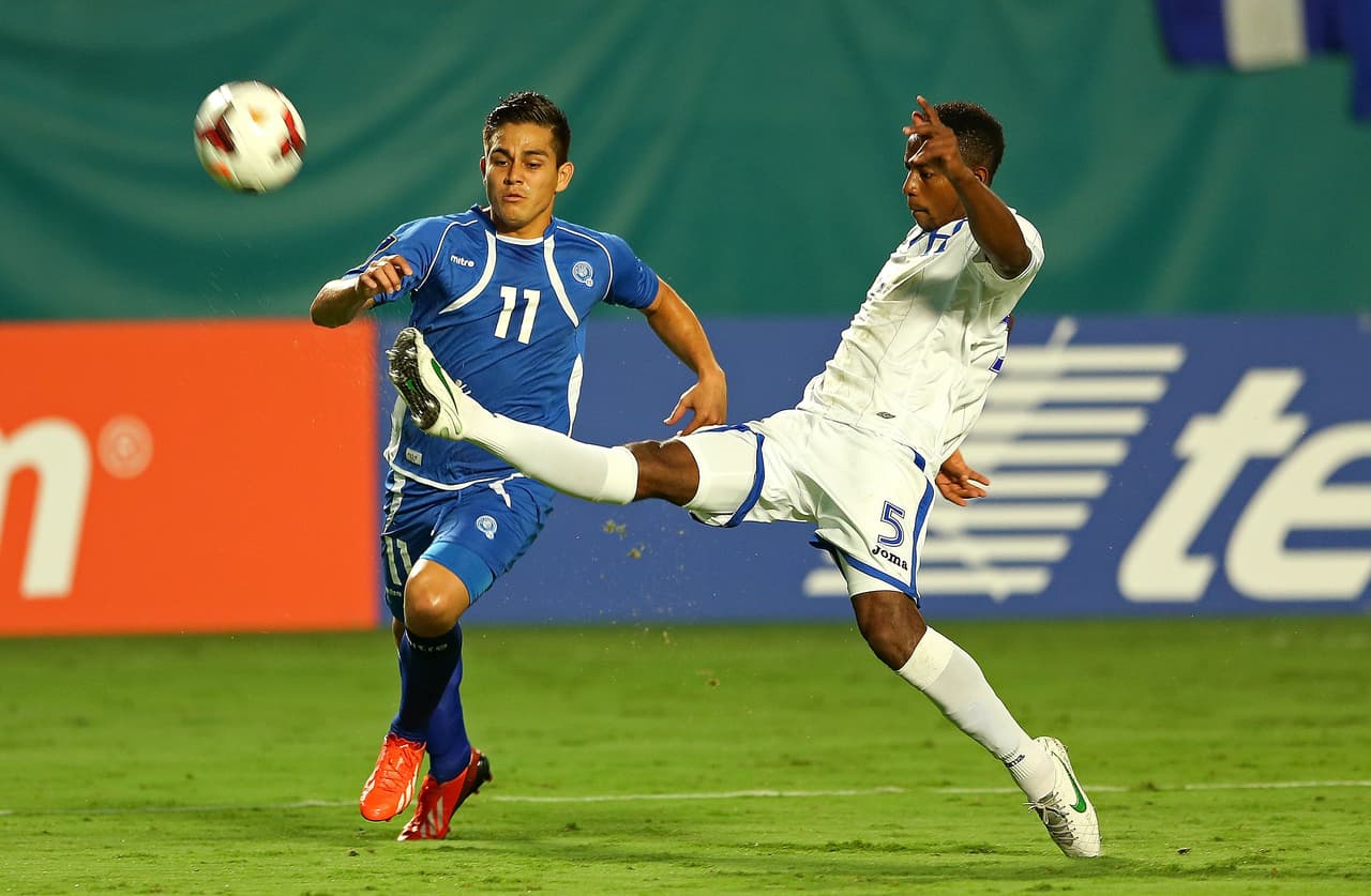 Ya en el estadio, el ejército tenía tomadas las instalaciones e incluso alrededor del campo fueron colocados regimientos de soldados. El himno hondureño sonó y entre gritos e insultos, en lugar de su bandera izaron un trapo harapiento y en jirones. El resultado fue 3-0 a favor de El Salvador.