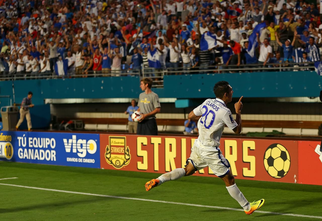 Así que luego del triunfo hondureño en el primer partido y del suicidio de Amelia Bolaños -una chica de 18 que tras el gol catracho se suicidó con la pistola de su padre con un tiro en el corazón y que sirvió para exaltar un ánimo patriota salvadoreño en contra del vecino país -, en el segundo encunetro los hondureños padecieron lo indecible.