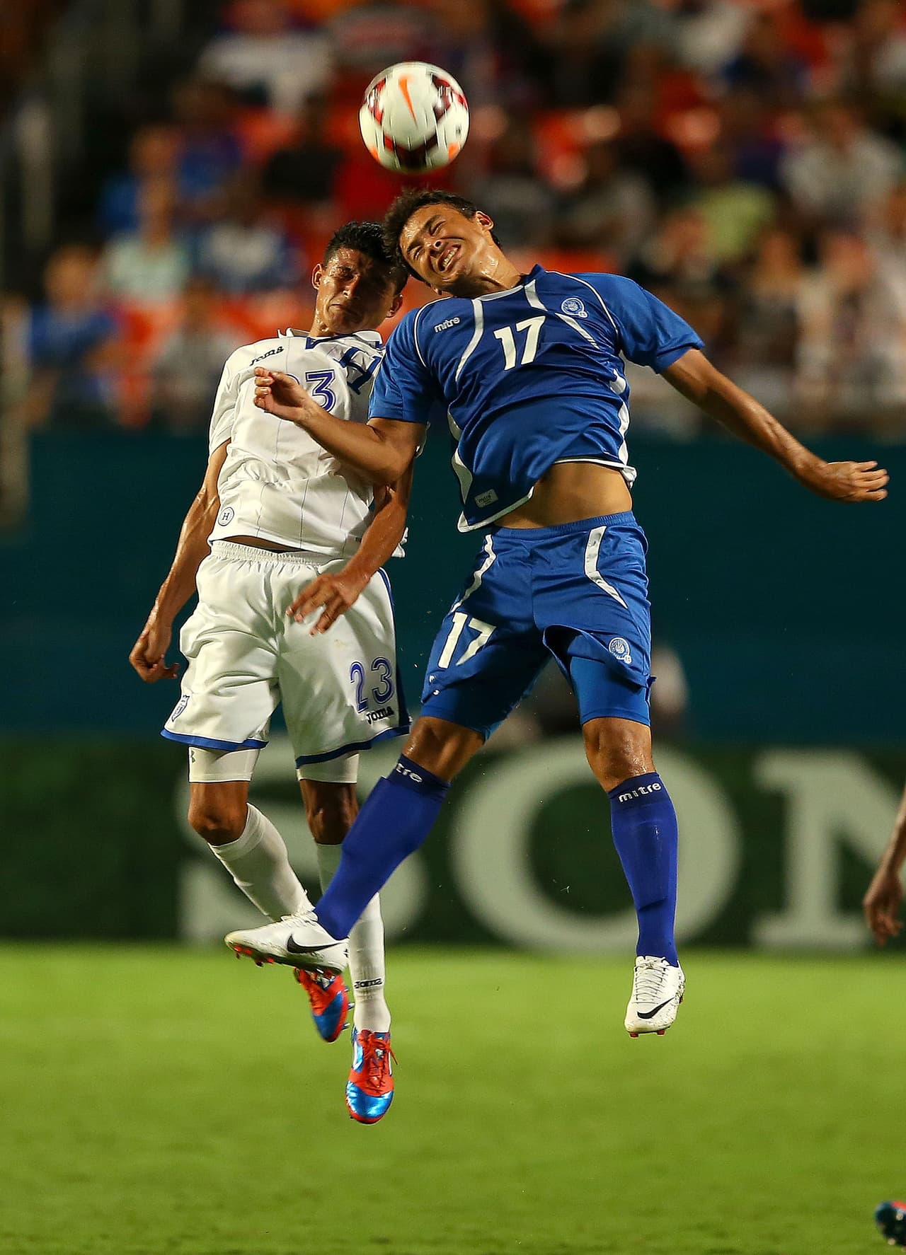 Aquel año, Honduras había decretado una ley agraria que iba en contra de los inmigrantes salvadoreños que en número de unos 300 mil fueron maltratados en suelo catracho. Se decretó la expropiación de la tierra y la expulsión de todos los propietarios de las mismas que no fueran hondureños.