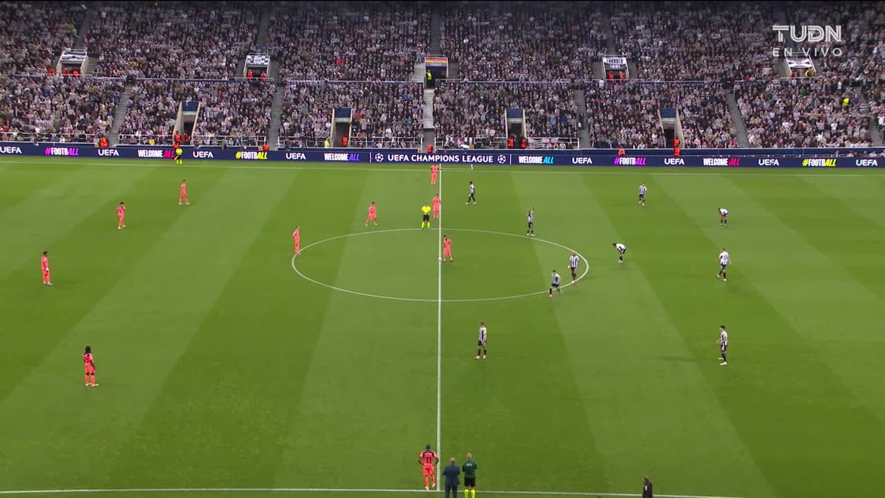 Arranca el partido y la pelota está en juego.