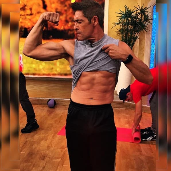 La buena alimentación, ejercicio y una actitud positiva son algunos de los secretos de Johnny para lucir espectacular.