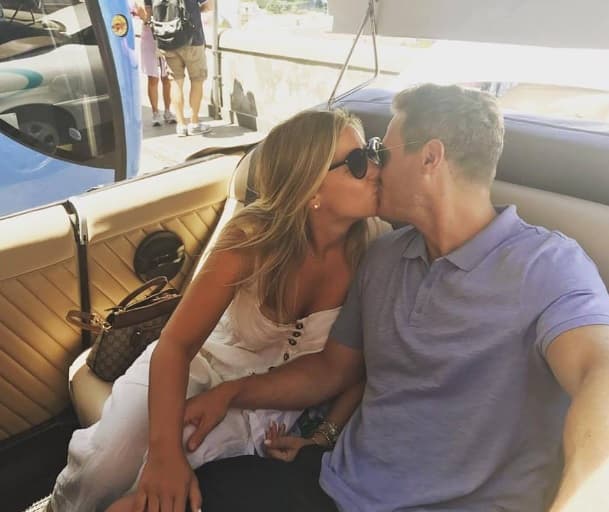 "¡
<b>Futura madre del año</b> y el papá de la niña fuera de su liga! Lo mejor que he producido sin dudas. Niña, muy emocionado de conocerte en septiembre", escribió junto con una foto en la que el matrimonio aparece con cubrebocas y él tocando el vientre de ella. 
<br>