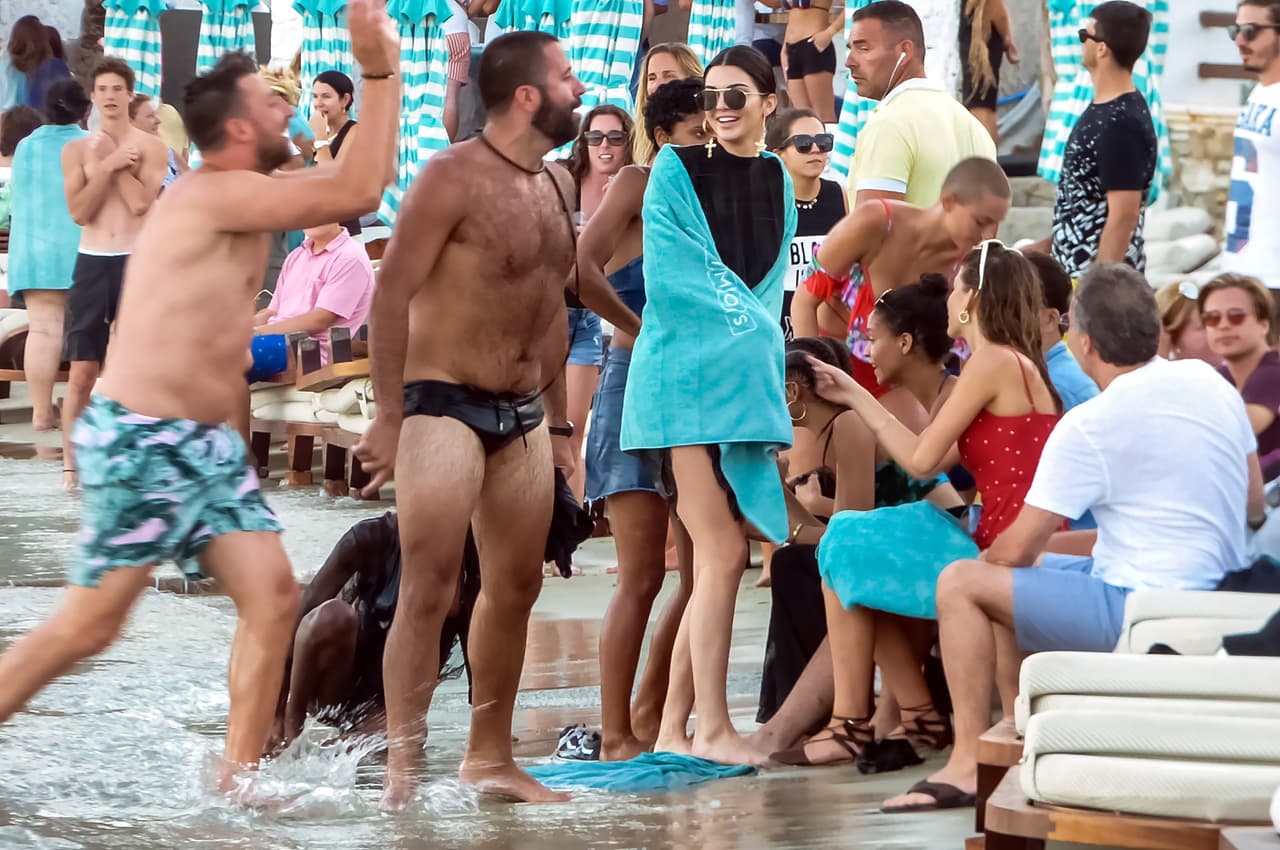 El clima en Mykonos, Grecia, está este verano por encima de los 80 grados farenheit. Sin embargo, Kendall Jenner se metió al mar con un vestido negro, largo y con los brazos cubiertos junto a su amiga su Bella Hadid.