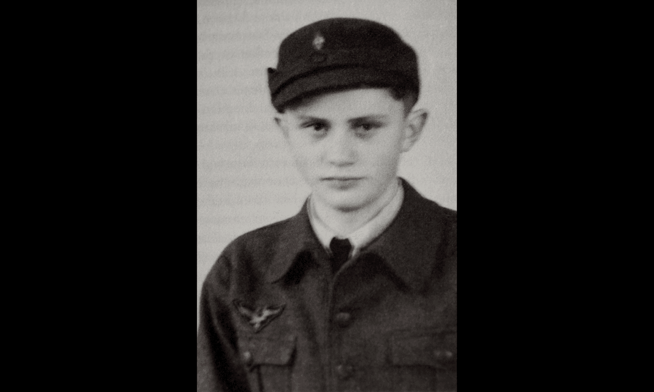 Joseph Ratzinger aparece en esta imagen de 1943 a los 16 años de edad, cuando fungía como asistente en los esfuerzos antiaéreos del Ejército alemán durante la Segunda Guerra Mundial. 
<br>
<br>En marzo de 1939, el régimen nazi decretó la ley 
<i>Jugenddienstpflicht, </i>que obligó a todos los alemanes mayores de 14 años a enlistarse en las juventudes hitlerianas. Ratzinger ingresó tras cumplir esa edad, en 1941. Una vez terminada la guerra, pasó unos meses como prisionero por haber servido en el Ejército alemán, según relató el mismo en sus memorias 
<i>Milestones: Memoirs, 1927-1977</i>, publicadas en 1998, siete años antes de ser elegido como máximo pontífice de la Iglesia Católica.