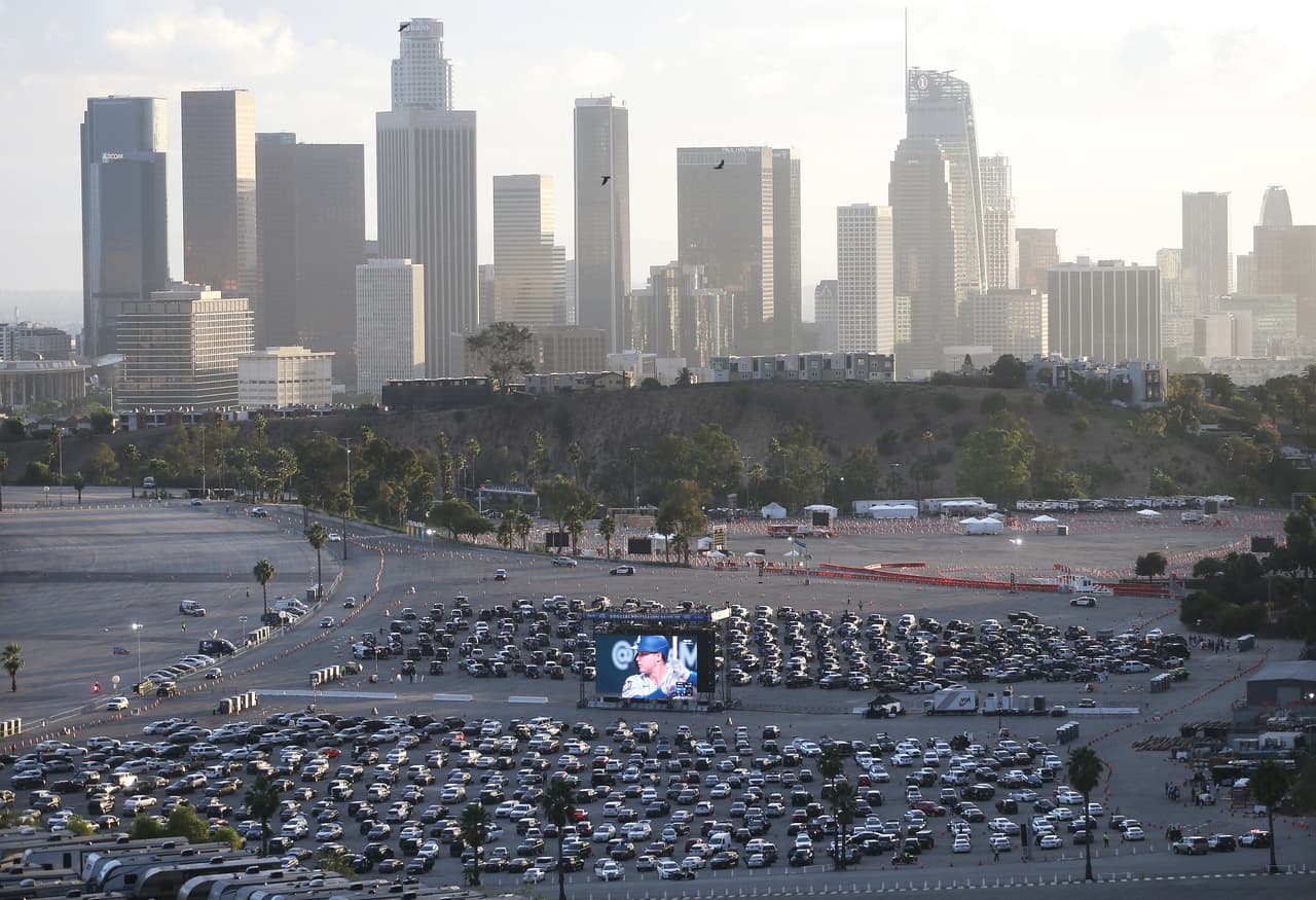 Sin embargo, la emoción de apoyar a los Dodgers en un juego tan importante para el equipo y la ciudad superan las imposiciones de la pandemia.