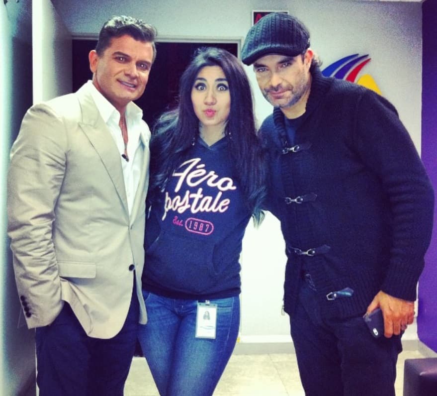 En sus redes sociales Daniela tiene fotografías con actores y presentadores en los pasillos de TV Azteca. Aquí posa con Sergio Basañez y Mauricio Islas.