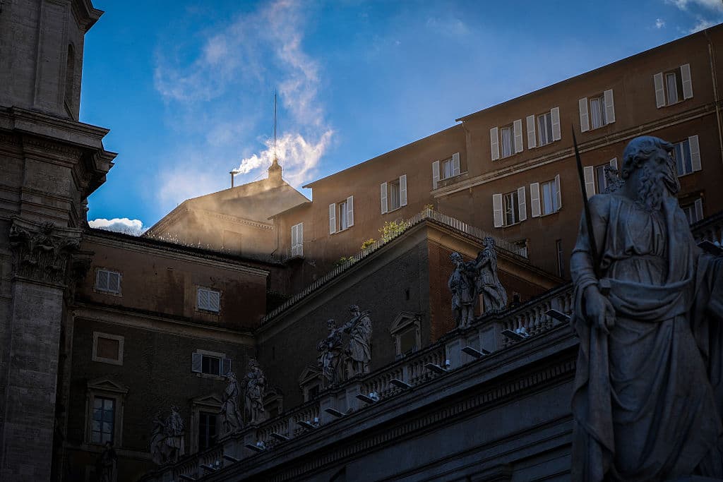 <b>Su elección fue recibida con entusiasmo tanto en América Latina como en Estados Unidos</b>, donde fieles y líderes católicos valoraron su conocimiento profundo de ambas culturas. Como obispo misionero en Perú y posteriormente prefecto del Dicasterio para los Obispos, León XIV supo tender puentes entre el norte y el sur del continente, entre la curia romana y las iglesias locales. Esto le permitió llegar al trono de Pedro con una visión global, pero también con una sensibilidad pastoral forjada en las periferias, algo que fue clave para su elección en un momento en que la Iglesia busca mayor cercanía con los fieles y compromiso con las realidades sociales más urgentes.