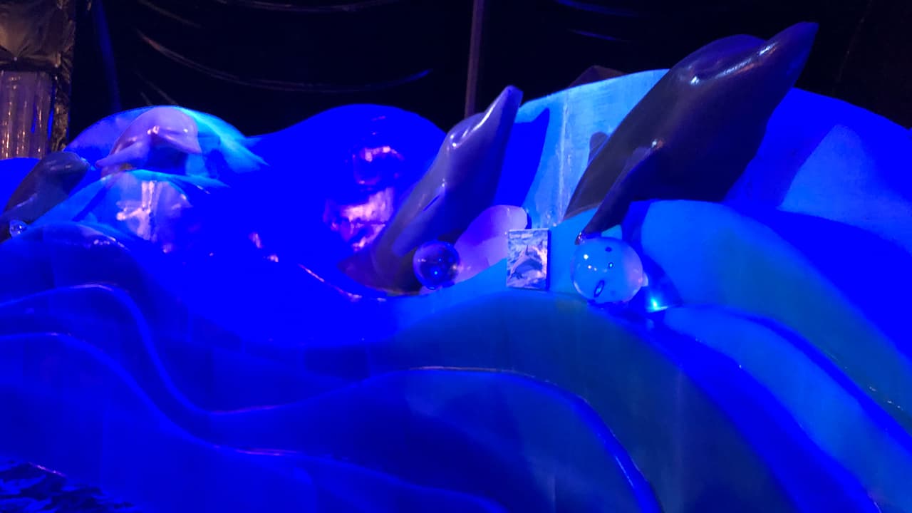Encontrarán también 'Shivers Ice Bar', que presenta espíritus festivos navideños dentro del espacio hecho completamente de hielo.