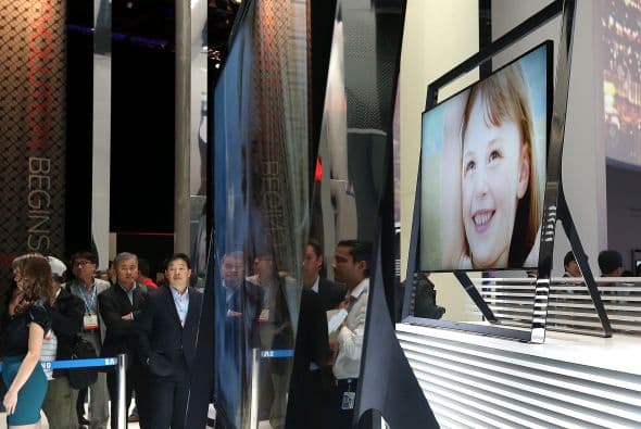 Las antaño "cajas tontas" de rayos catódicos no solo se han desprendido desde hace tiempo de esa "barriga" y lucen ahora un vientre plano, también han empezado su transición hacia el mundo "smart", el de las aplicaciones que nació al abrigo de la revolución de la telefonía iniciada por el iPhone.