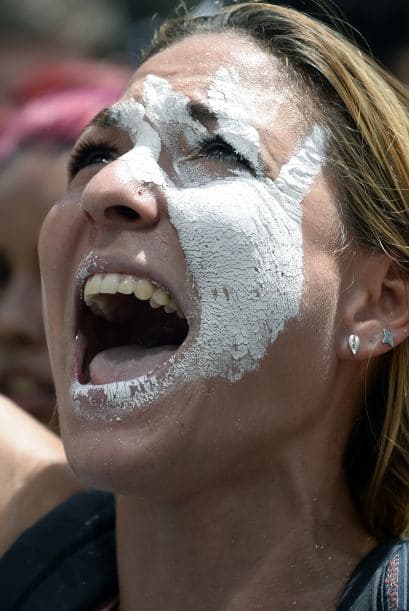 Una mujer grita contra el régimen de Nicolás Maduro. Los estudiantes llevaron a cabo una manifestación pacífica contra el régimen del mandatario Nicolás Maduro el 12 de febrero de 2014. Motorizados uniformados y con sus caras cubiertas, dispararon contra los manifestantes, matando a dos estudiantes y a un oficial.
