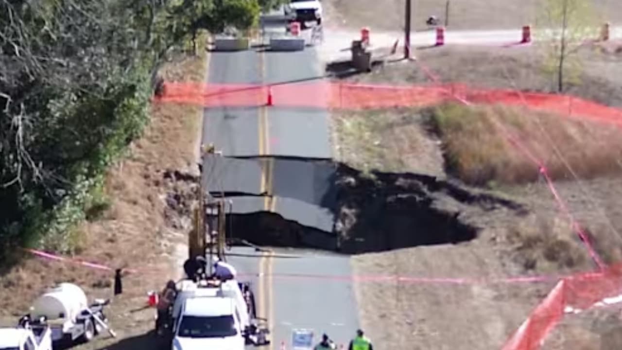 Socavón de 50 pies mantiene cerrada carretera en Groveland, condado Lake