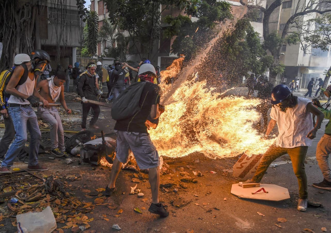 <b>Manifestante en fuego 2. </b>Juan Barreto, otro fotógrafo venezolano y de la Agencia France Press, fue nominado para el World Press Photo por una serie de fotografías del 
<a href="https://www.univision.com/noticias/crisis-en-venezuela/en-fotos-arrecia-la-violencia-y-represion-en-venezuela-durante-las-protestas-fotos">manifestante que se prendió en fuego accidentalmente en Caracas</a>, tomadas desde de la explosión que lo baño de gasolina incandecente hasta que fue rescatado del fuego por sus compañeros.
