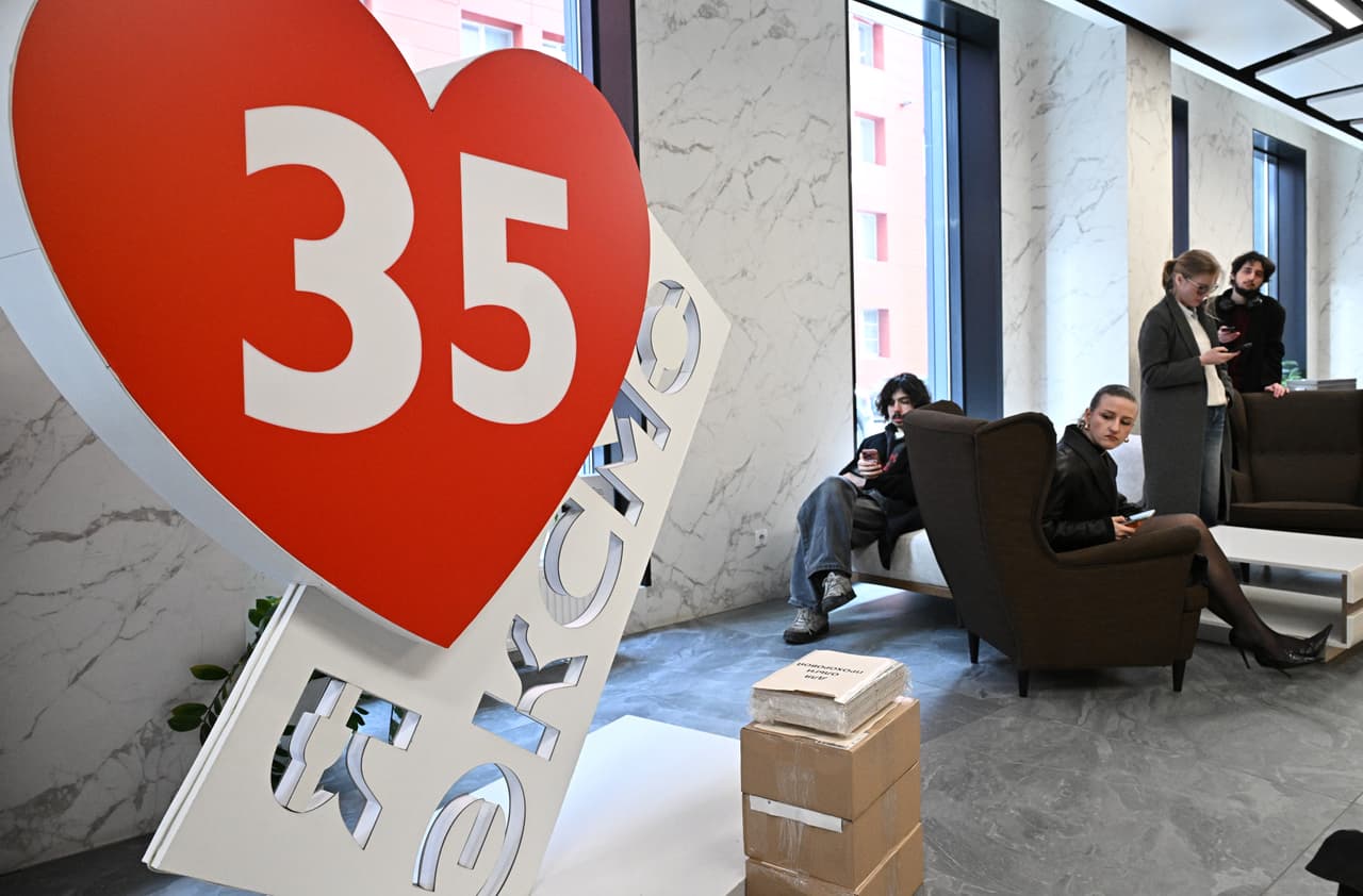 Policía allana la sede de la principal editorial rusa por un presunto caso de 'propaganda LGTB