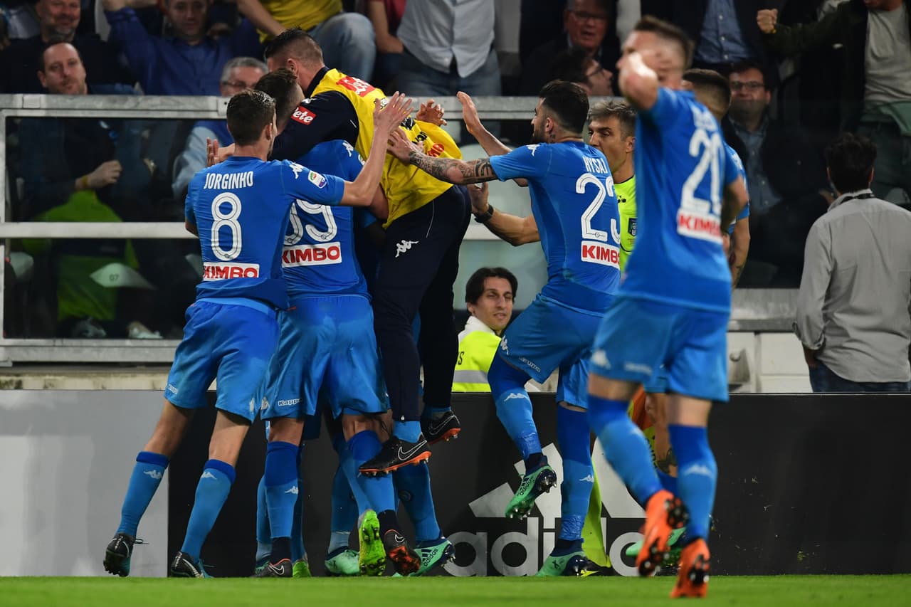 Juventus perdió 0-1 contra Nápoles, que con este triunfo en la fecha 34 de la Serie A de Italia quedó a un punto con cuatro partidos aún por disputar, con lo que le mete presión al líder.