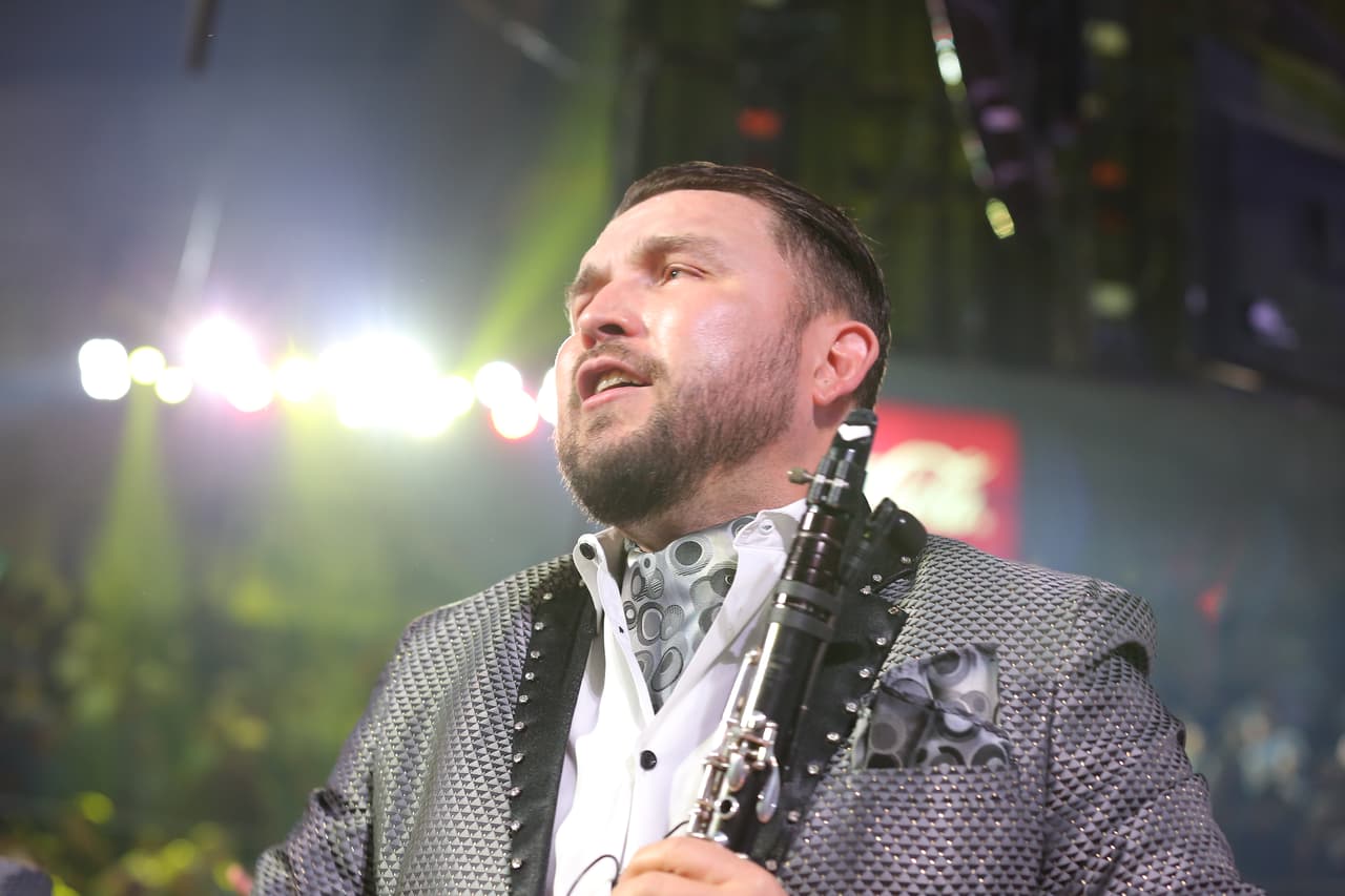 Poncho Lizárraga ha derrochado tanta energía, que se puede ver el sudor en su rostro.