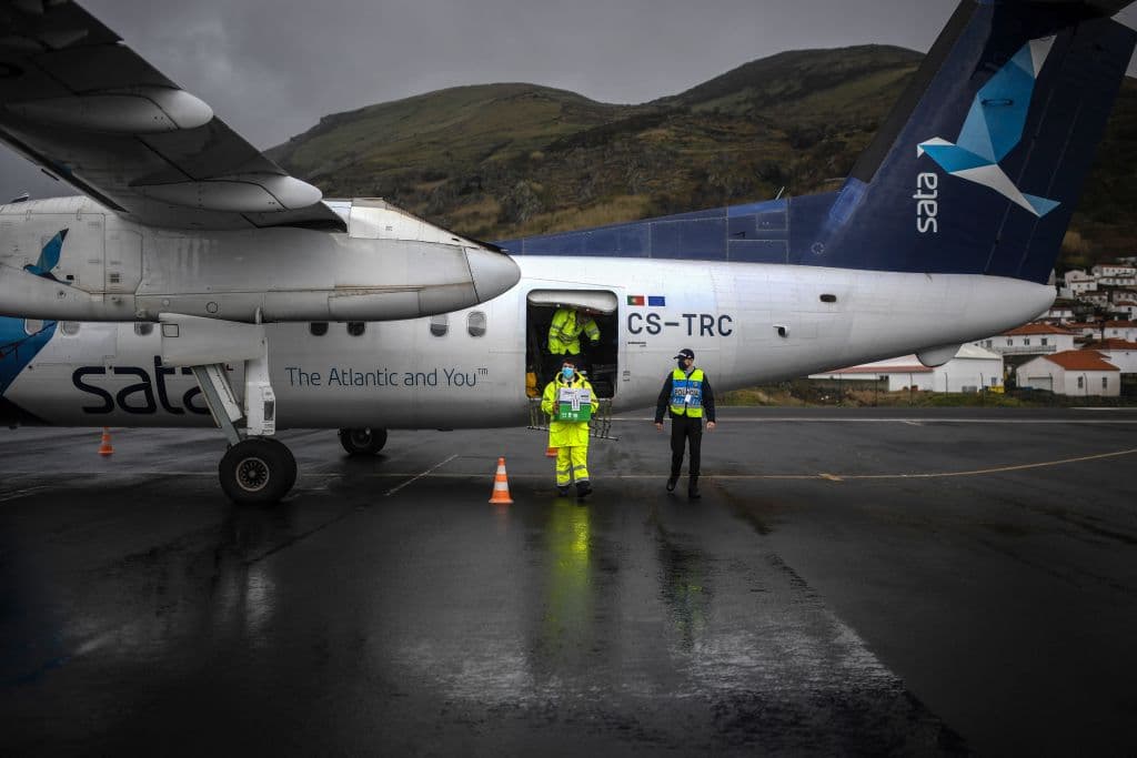 A estas otras islas, las Azores, 'perdidas' en medio del Océano Atlántico, un avión trae un cargamento de vacunas contra el covid-19. El hecho de ser un paraje remoto en medio del mar ha permitido a estas islas que pertenecen a Portugal evitar un gran impacto del coronavirus.