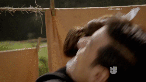 Él la abrazó lleno de felicidad.