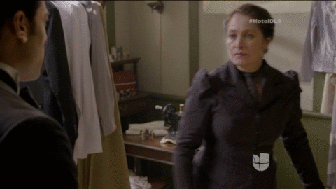 Para ayudar a que no la despidieran, Andrés le dijo a su madre que él es el padre del bebé, cosa que a Ángela no le gustó.