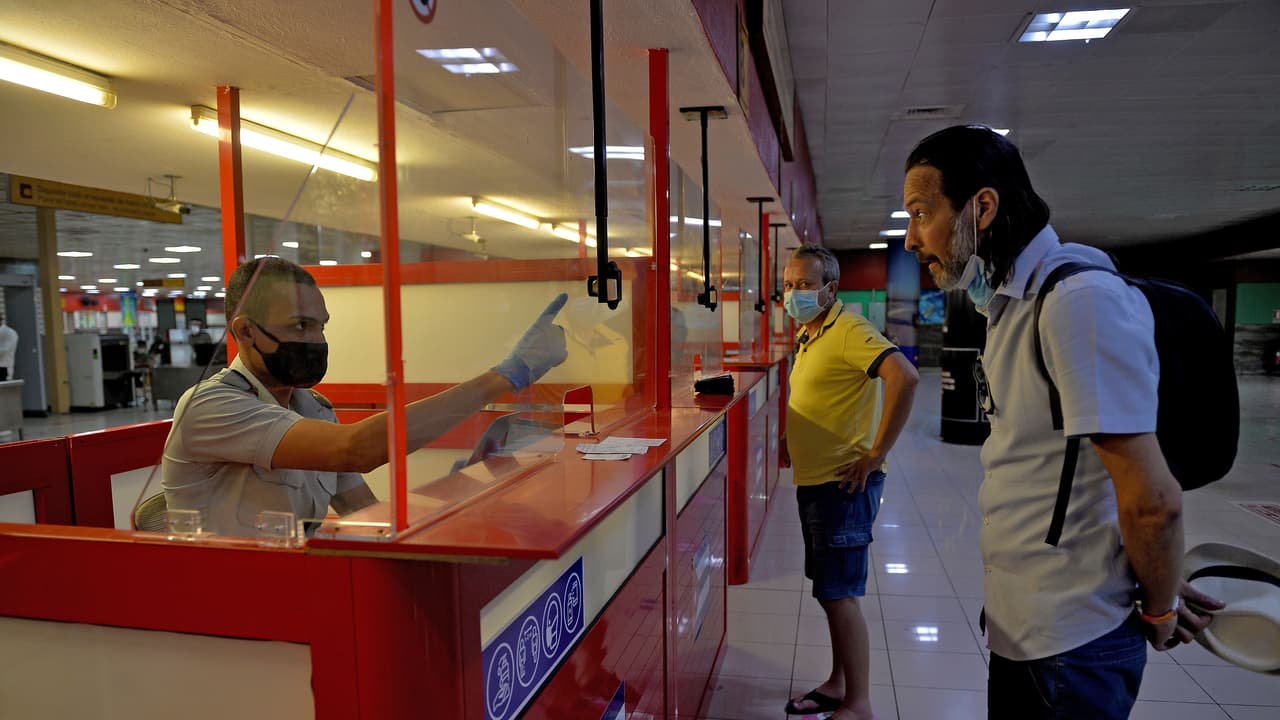 Cubanos denuncian estafas con supuestas visas para salir de la isla: muchas se hacen en Miami 