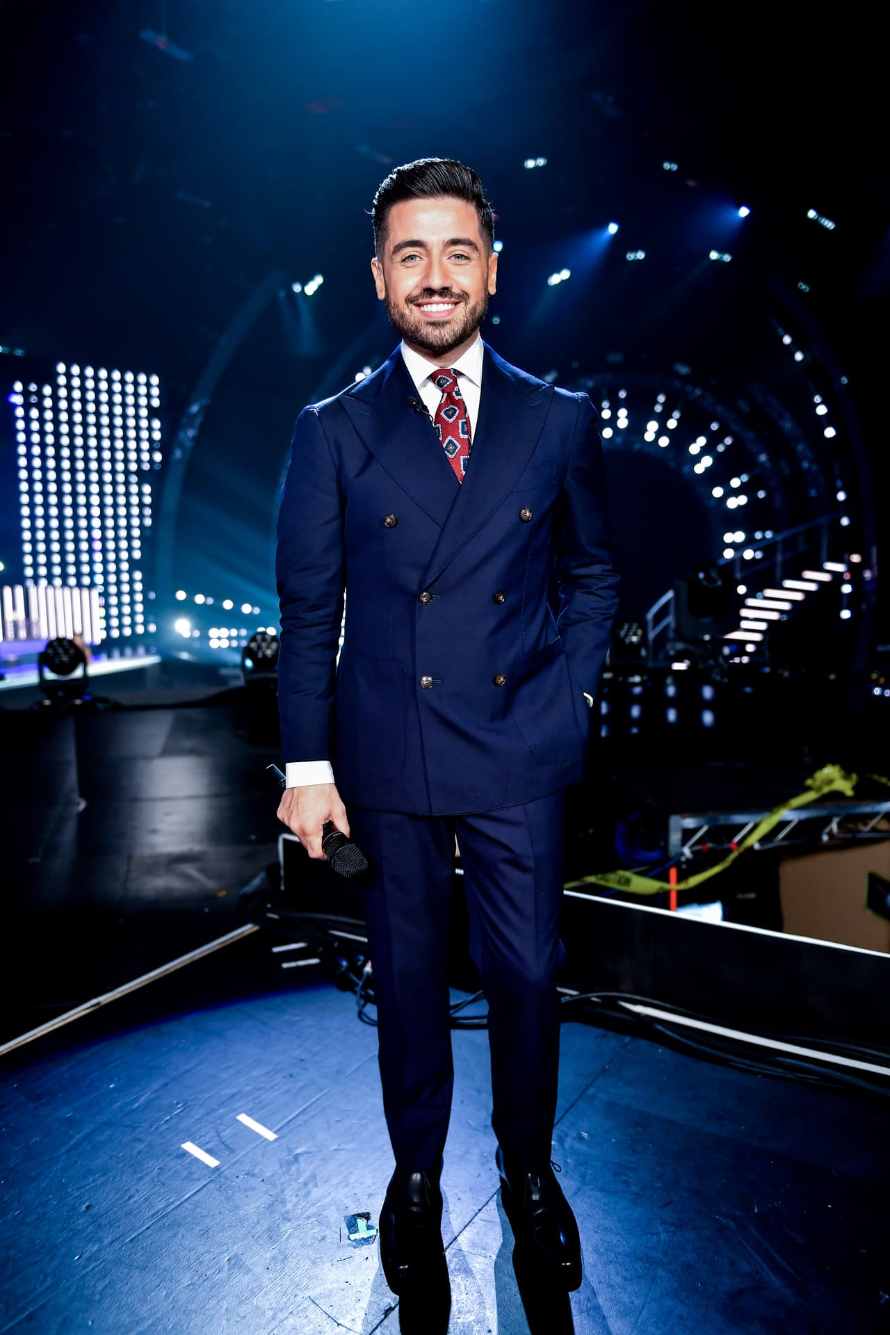 Los hombres de Mira Quién Baila también impusieron moda. Borja Voces prefirió un clásico y sofisticado atuendo en azul.