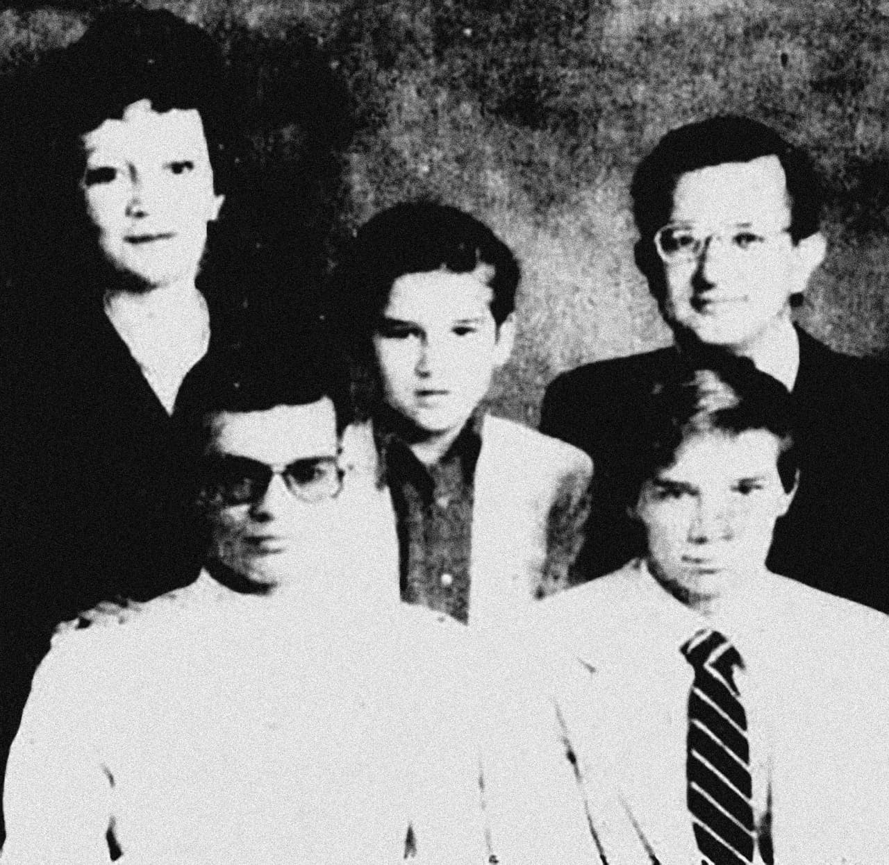 Foto del teniente Robert Paz con su familia (izq a der); su madre Mary Alice Fisher, su hermano Michael Paz Fisher, su padre Jaime Paz Pizarro, en la parte de atrás. Adelante: Robert Paz Fisher y su otro hermano Alex Paz Fisher. Foto publicados el 20 de diciembre y suministrada por la familia en su momento.