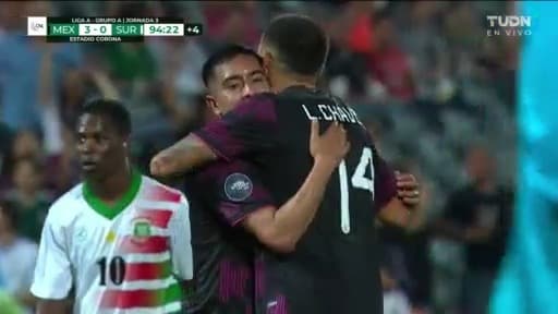 ¡Con suerte! Erick Sánchez patea y pone el 3-0 del México