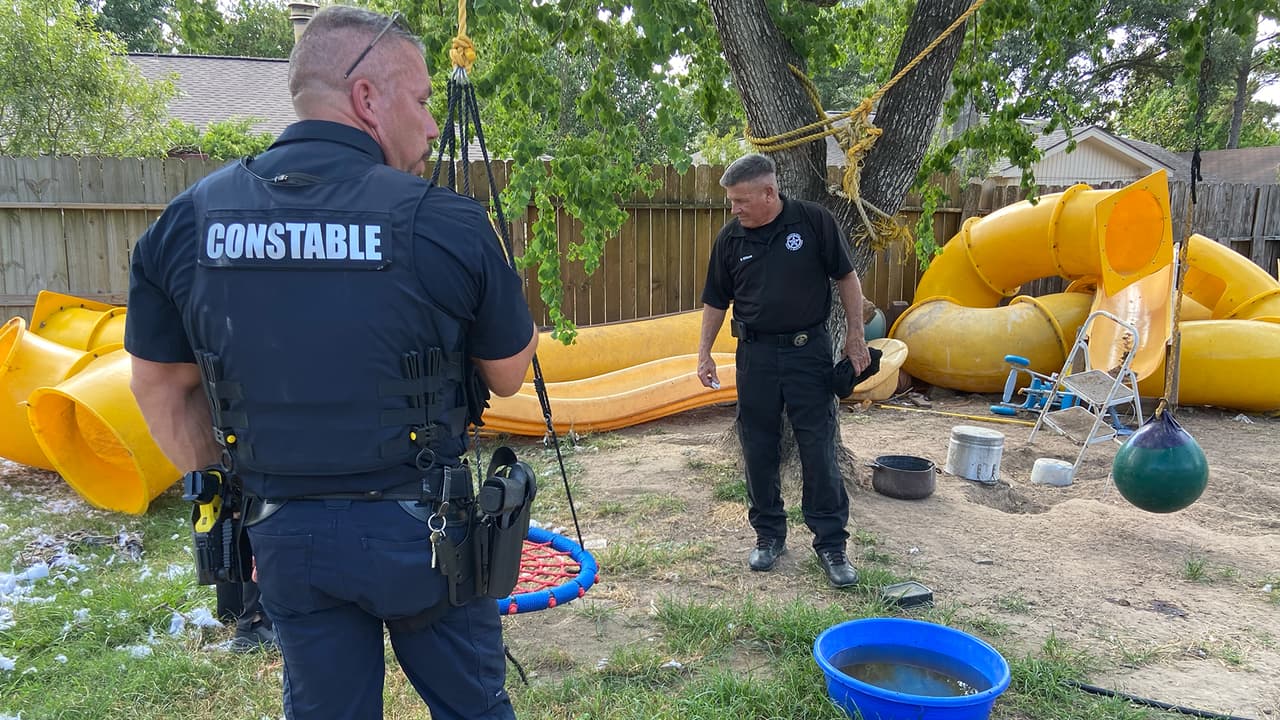 Oficiales del precinto 1 del condado Harris entraron a la vivienda luego de recibir una orden judicial para poder rescatar a los perros.