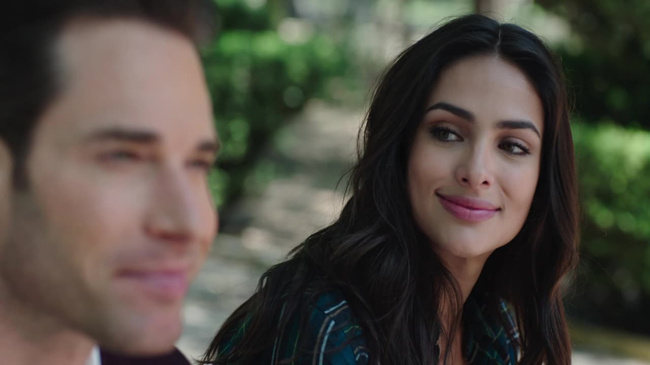 Adela no le quitaba los ojos de encima a Miguel, quien feliz observaba a las parejas bailar durante el festejo.