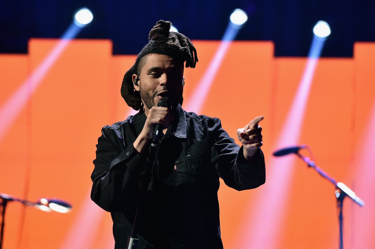 The Weeknd no podía faltar en el elenco, el cantante logró armar la fiesta con su llegada.