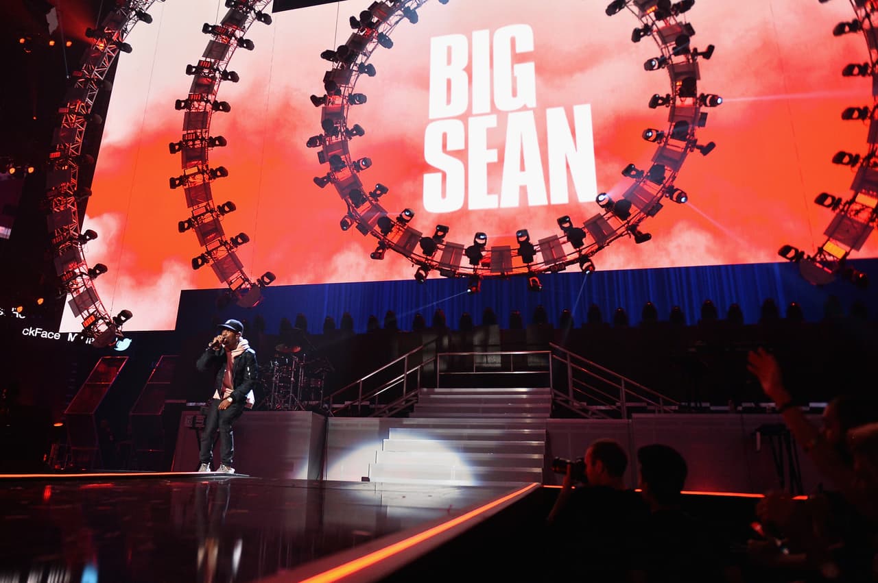 El cantante también enloqueció a todas sus fanáticas interpretando sus hits.