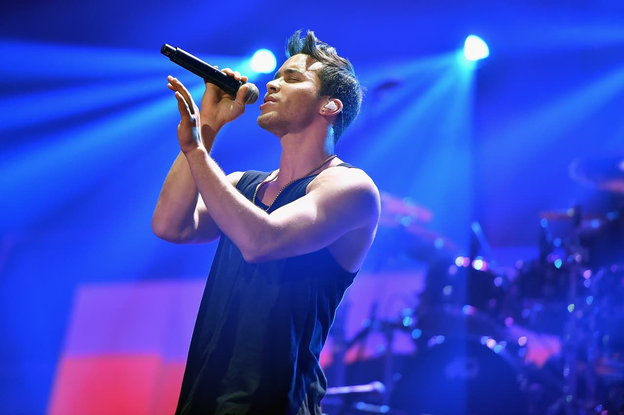 El ídolo juvenil tambi´pen cantó el tema 'Stuck On a Feeling', una de las canciones con las que prendió la noche.