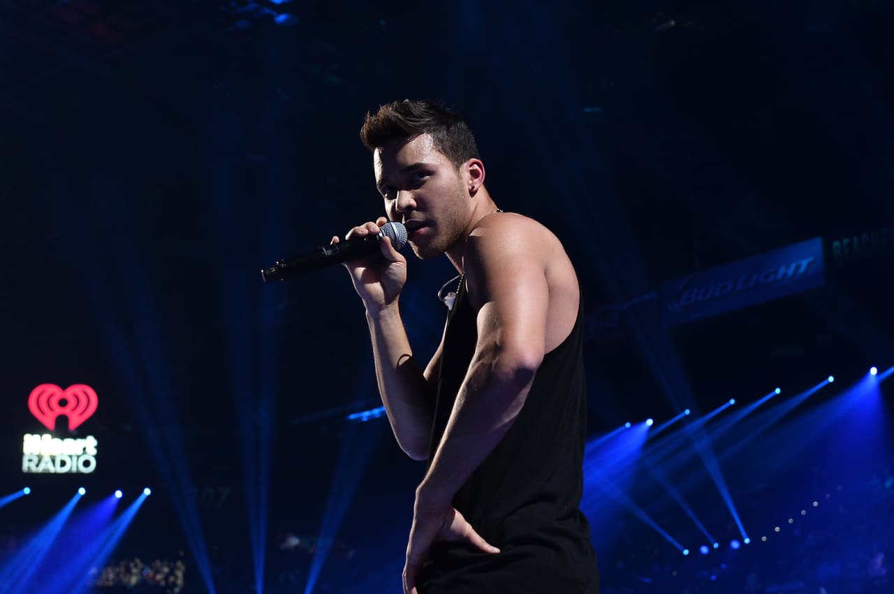 La segunda noche de los iHeart Radio Music Festival se llenó de grandes emociones con la llegada de Prince Royce al escenario.