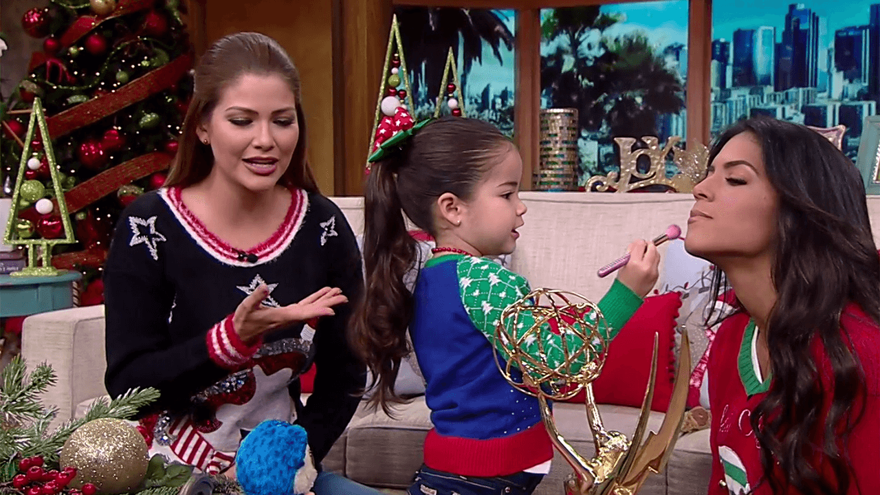 Una de ellas fue maquillar a su tía Francisca, quien sin reparo accedió a la petición de la pequeña.