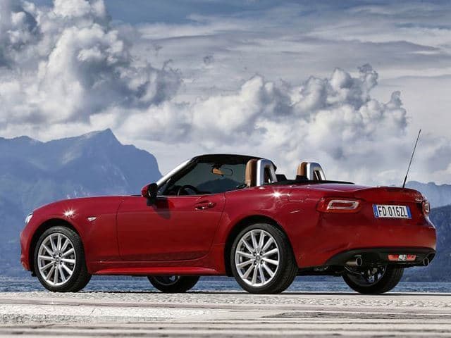 El Fiat 124 Spider lleva bajo el capó un motor de 1.4 litros de cuatro cilindros, con un torque de 184 libras-pie y una potencia total de 160 caballos de fuerza.