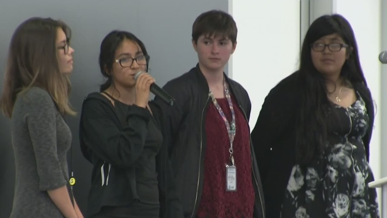 Jóvenes latinas se gradúan en codificación y tecnología en Los Ángeles