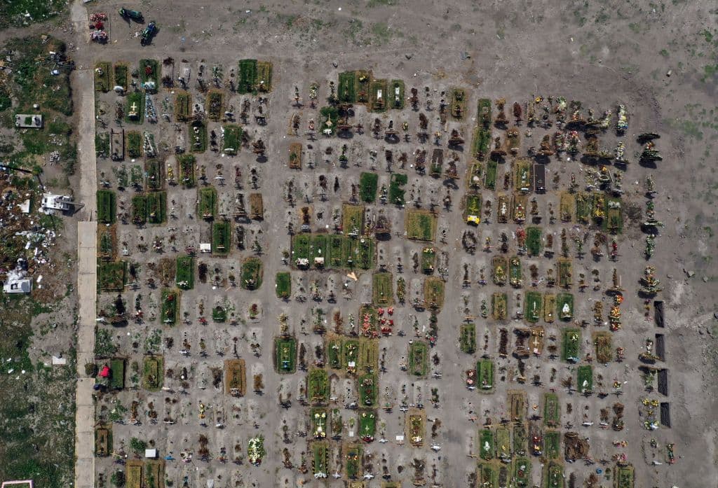 México superó el 6 de agosto los 50,000 muertos por covid-19, convirtiéndose en el tercer país del mundo por número de fallecimientos.
<br>
<br>Vista aérea de tumbas en el área especial para víctimas del coronavirus del Panteón Municipal del Valle de Chalco, Estado de
<a href="https://www.univision.com/temas/mexico-city">México</a>. Este cementerio tuvo que habilitar nuevos terrenos para entierros debido a la saturación por la cantidad de fallecidos.
