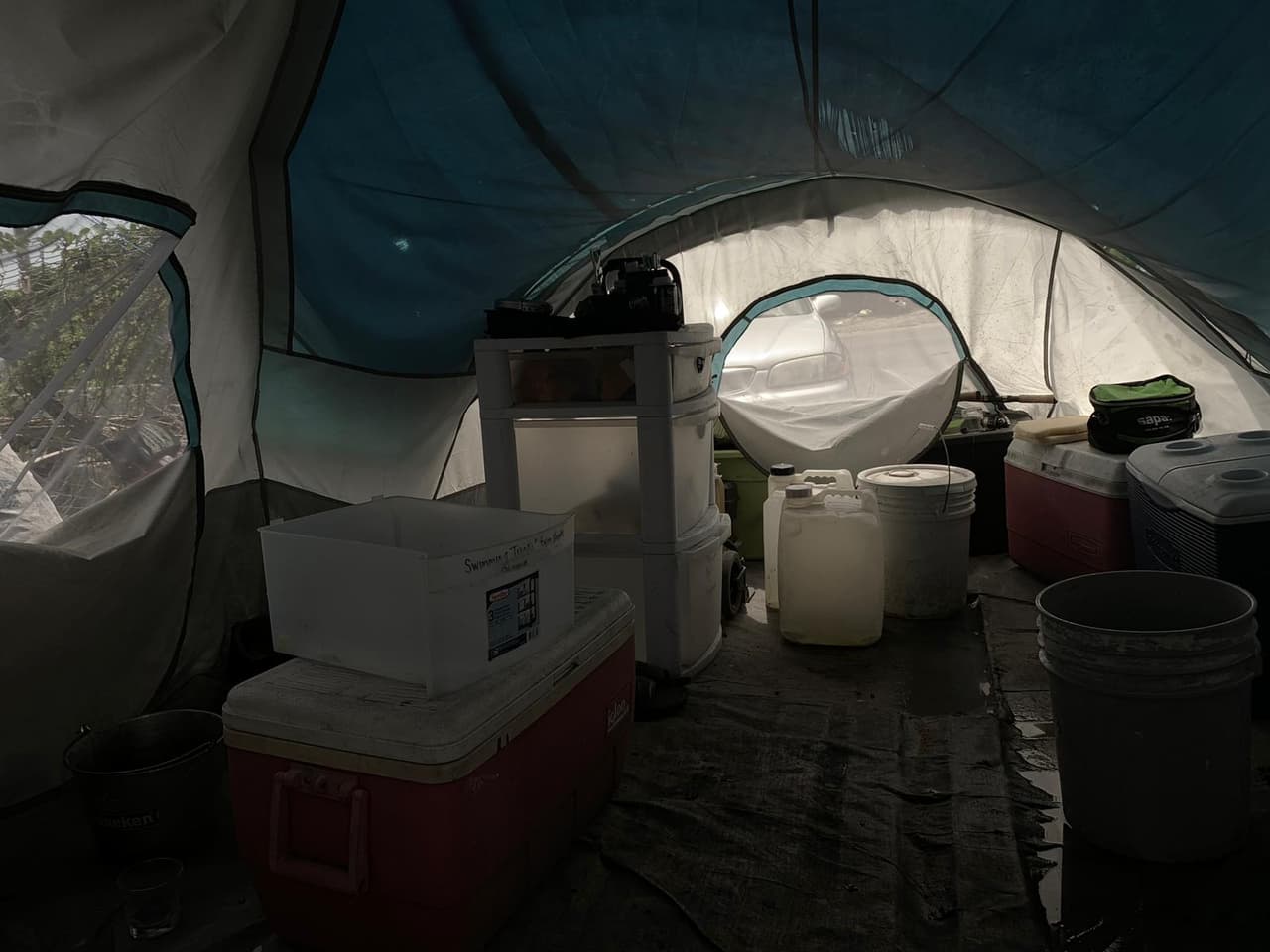 “Si alguien quiere construirles algo alejado de la población en general, lo apoyaremos”, dijo Ron Book, un poderoso cabildero, que preside el “Homeless Trust”.
<br>