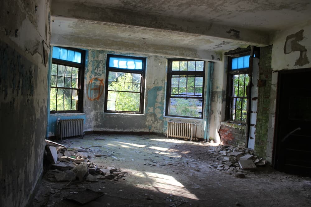 Para la década de 1960 ya no era tan conocido porque la enfermedad había disminuido, pero diez años más tarde, fue dañado por la erupción del volcán Irazú y fue cerrado definitivamente, dejándolo en el olvido, aunque pronto comenzaría su fama de sitio sobrenatural.