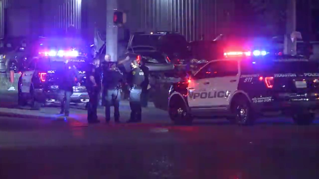 El sospechoso al que perseguía siguió avanzando unas cuadras más y, por razones desconocidas, estrelló su automóvil contra una cerca salió expulsado.