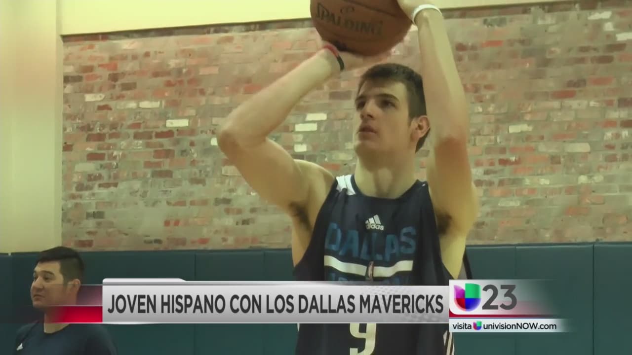 Joven hispano busca un lugar con los Mavs