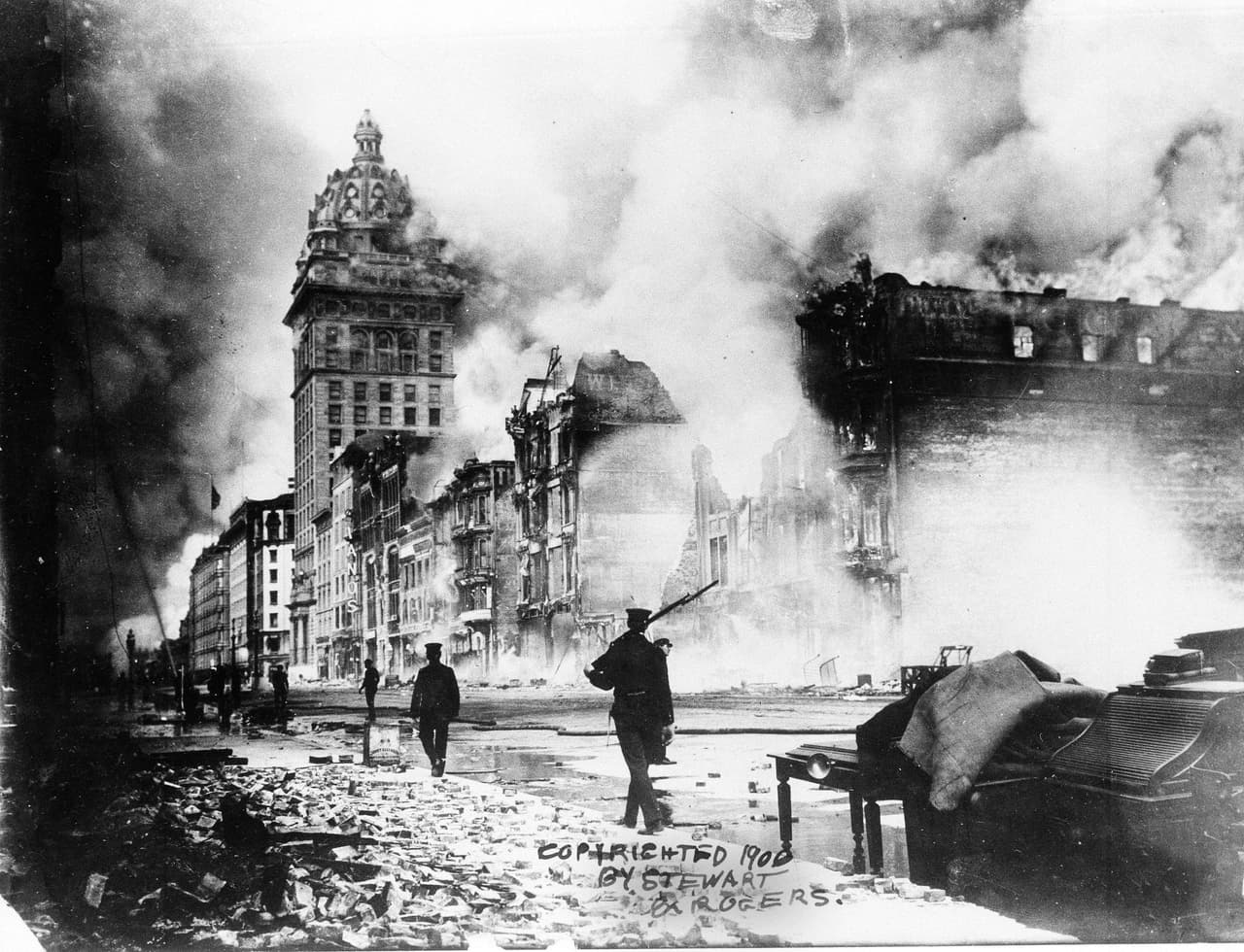<b>El terremoto de San Francisco: 18 de abril de 1906</b>. En la mañana del 18 de abril de 1906 un poderoso terremoto, cuyo epicentro fue la costa norte de California, sacudió la ciudad de San Francisco. El movimiento provocó un incendio que se propagó por la ciudad durante cuatro días y noches. Entre 700 y 3,000 personas murieron y más del 80% de la urbe fue destruida. Al menos 300,000 personas quedaron sin hogar.