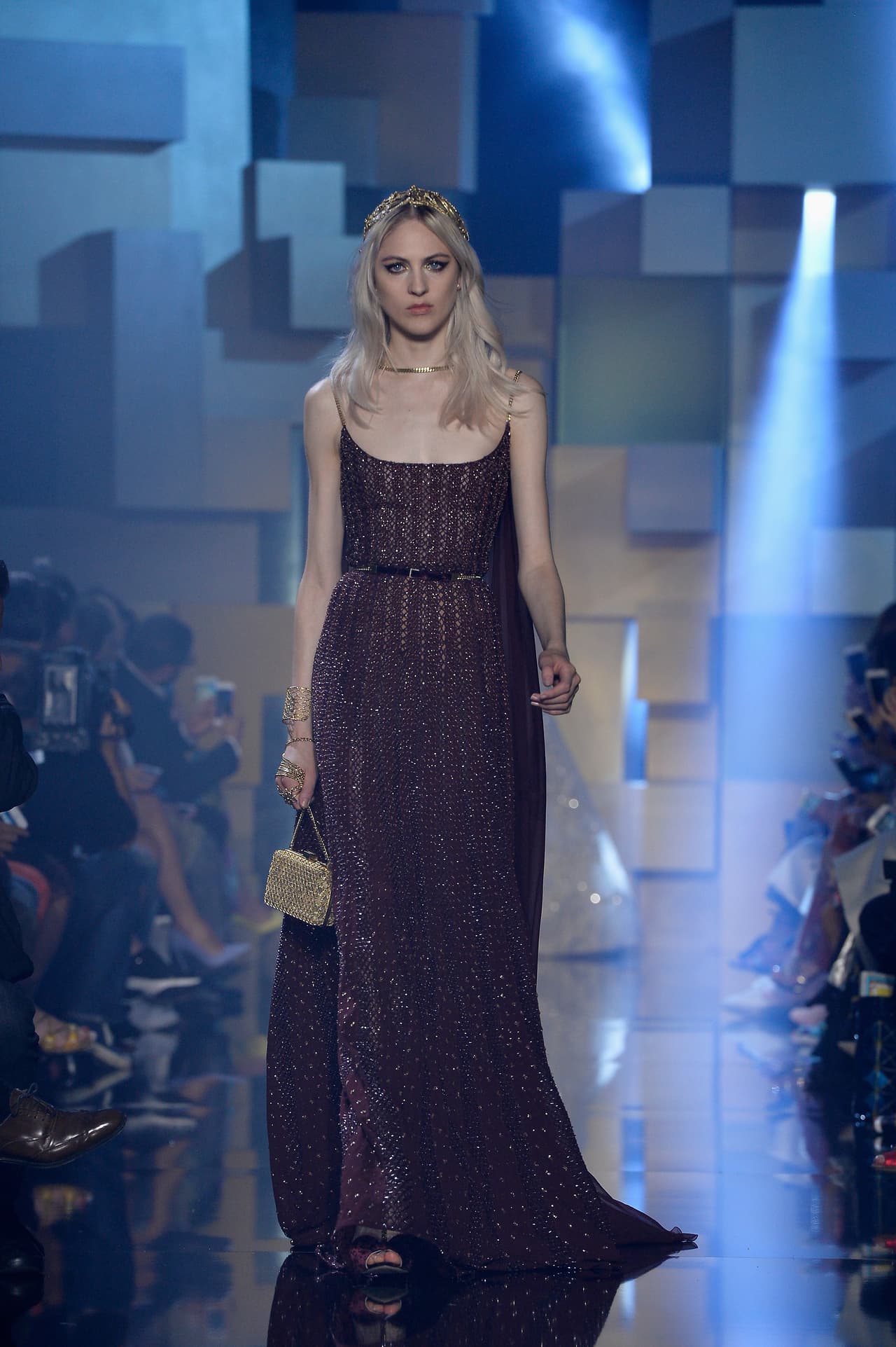 Él no le teme a los colores, por eso podemos ver sus prendas oscuras y vibrantes, o la tendencia de los tonos pastel.